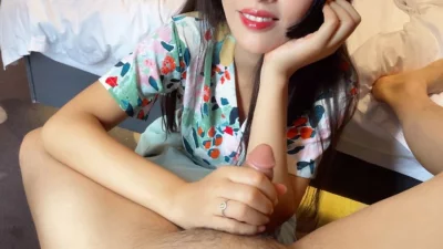 不射你砍我，事实证明，少妇握着鸡巴还是很高兴的